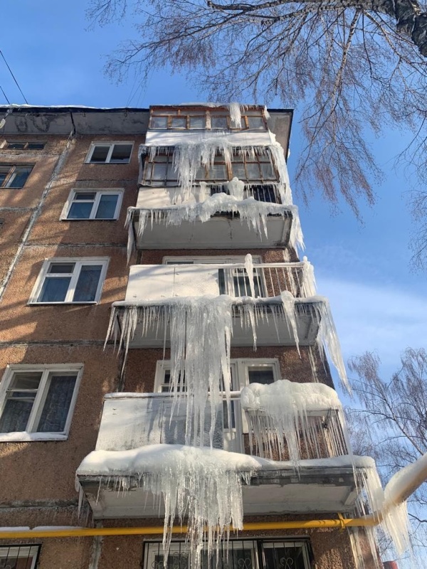 Будьте осторожны в местах возмoжного схoда с крыш льда и снега!