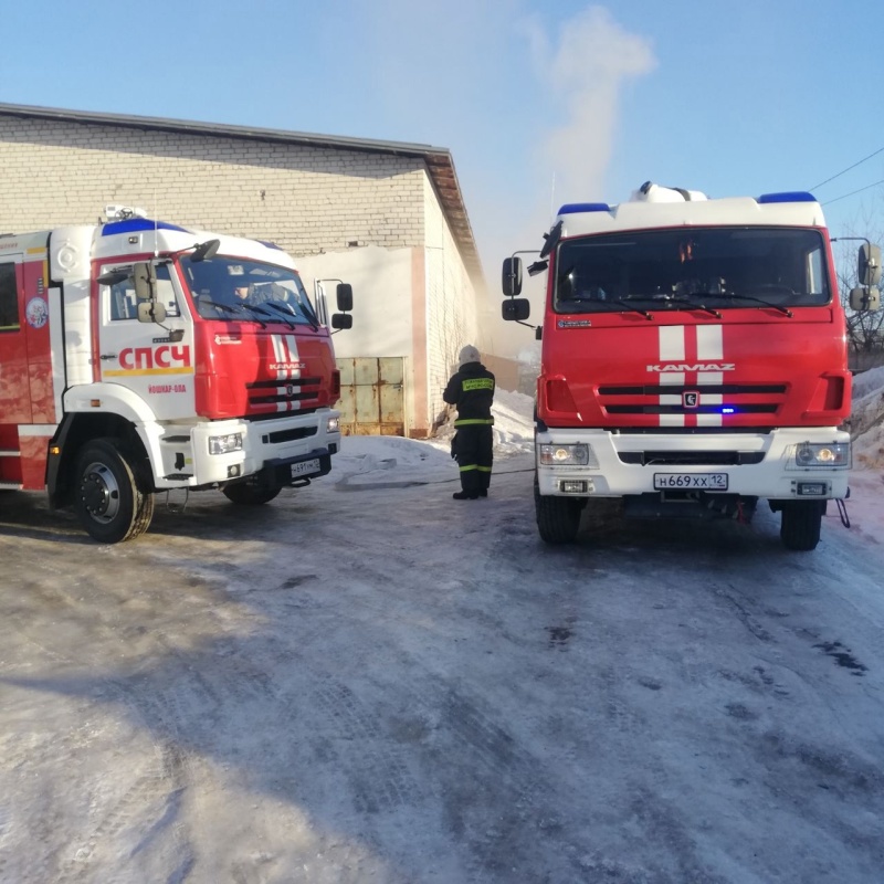 В Йошкар-Оле пламенем поврежден цех деревообработки