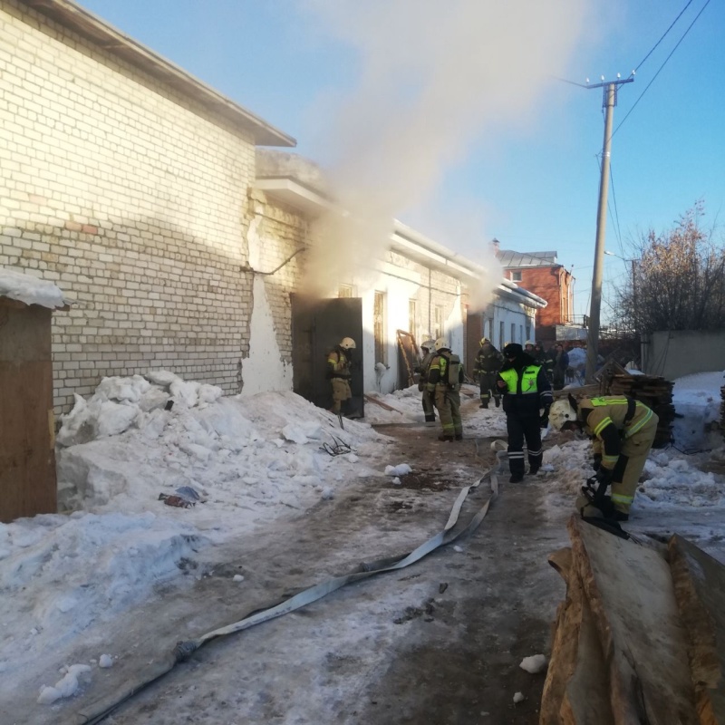 В Йошкар-Оле пламенем поврежден цех деревообработки