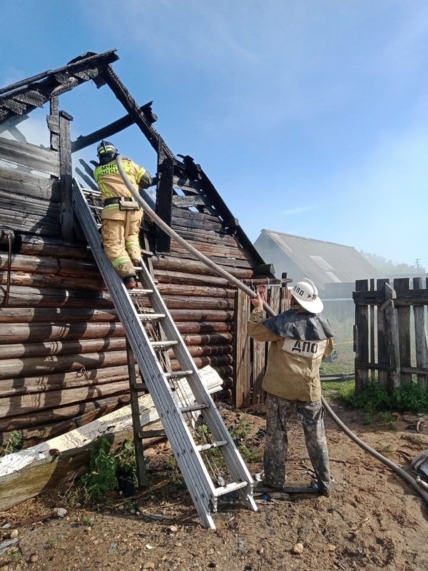 Пожарным помогают добровoльцы