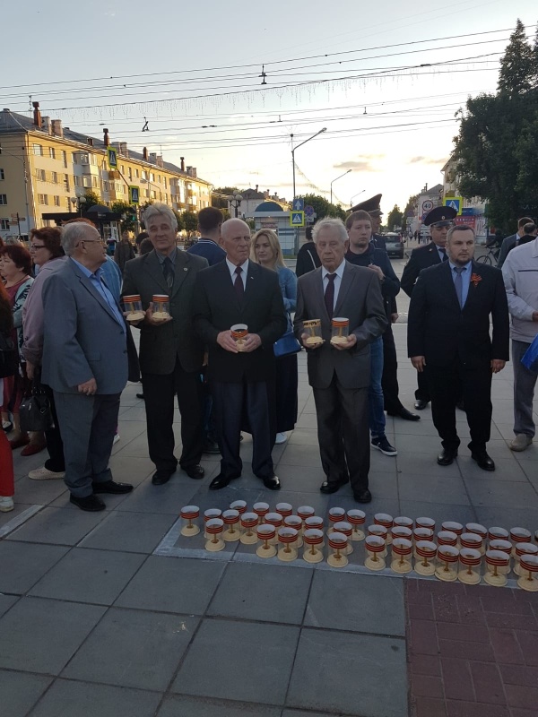 Сотрудники МЧС участвуют в мероприятиях Дня памяти и скорби