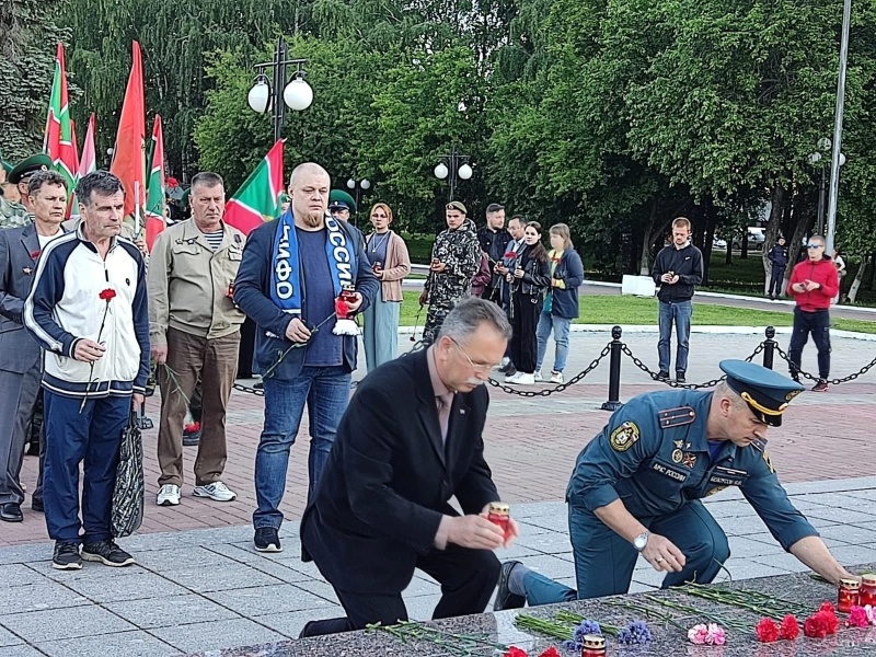 Сотрудники МЧС участвуют в мероприятиях Дня памяти и скорби