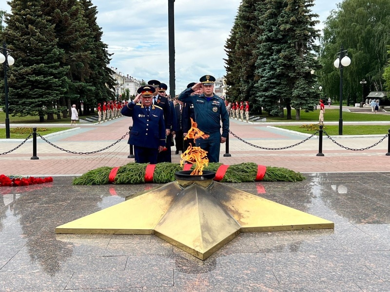 Сотрудники МЧС участвуют в мероприятиях Дня памяти и скорби