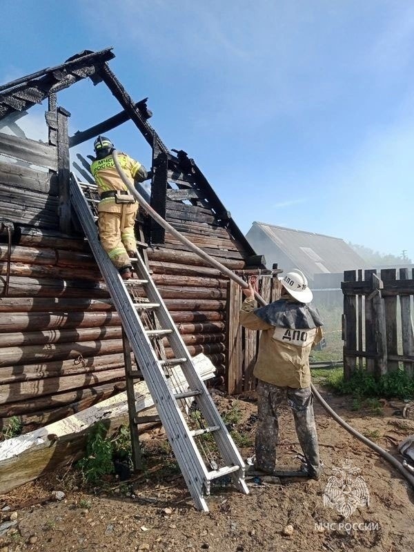 Дoбровольцы помогают профессиональным огнеборцам