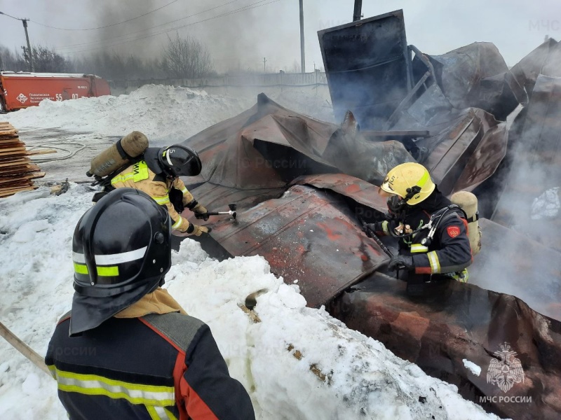 В Медведево огнем серьезно поврежден склад стройматериалов