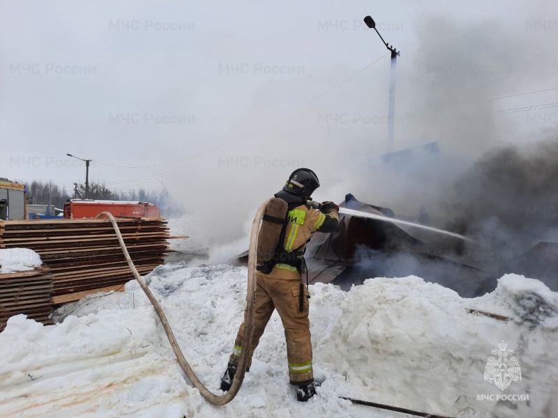 В Медведево огнем серьезно поврежден склад стройматериалов