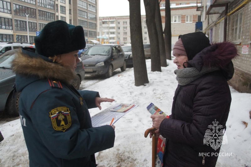 Многодетные семьи продолжают получать пожарные извещатели