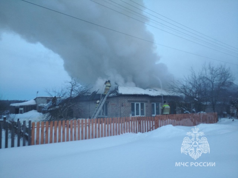 В Медведевском районе огнем поврежден 2-квартирный дом