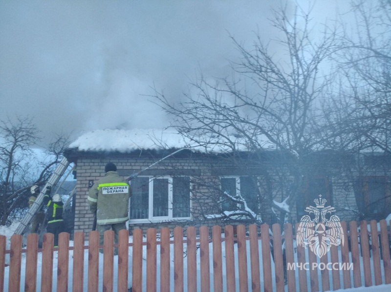 В Медведевском районе огнем поврежден 2-квартирный дом