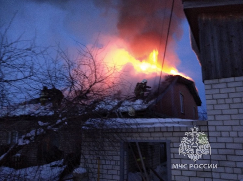 В Медведевском районе огнем поврежден 2-квартирный дом