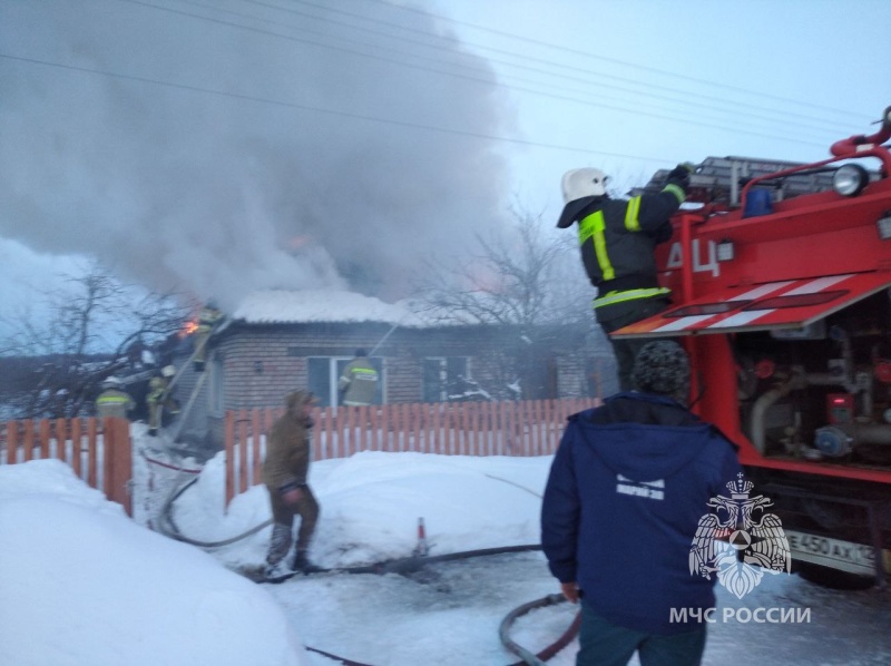 В Медведевском районе огнем поврежден 2-квартирный дом