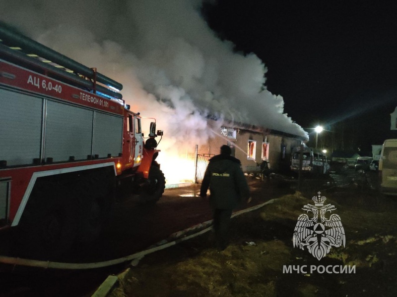 Огнеборцы ликвидировали серьезный пожар в Медведевском районе