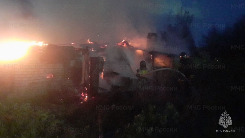 В селе Семеновка огнем уничтожен нежилой дом