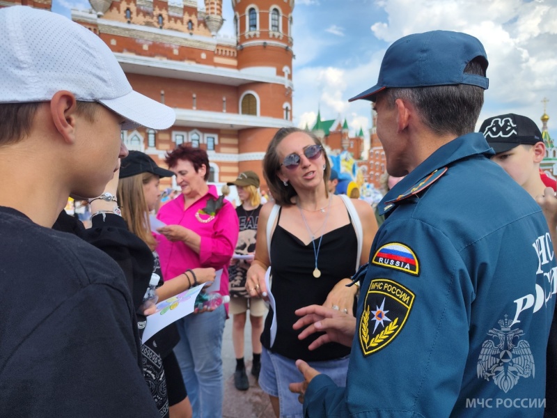 Сотрудники спасательного ведомства приняли участие в празднике, посвященном Дню семьи, любви и верности