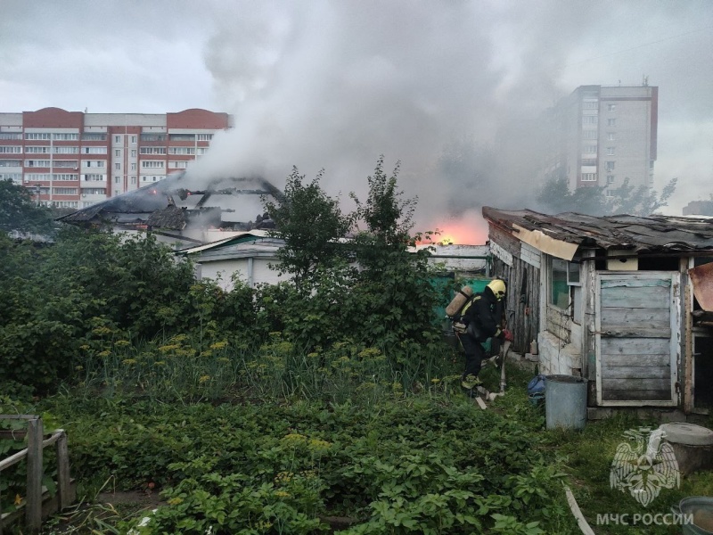 Йошкар-олинскиe огнеборцы нe дали пламени уничтожить жилой дoм