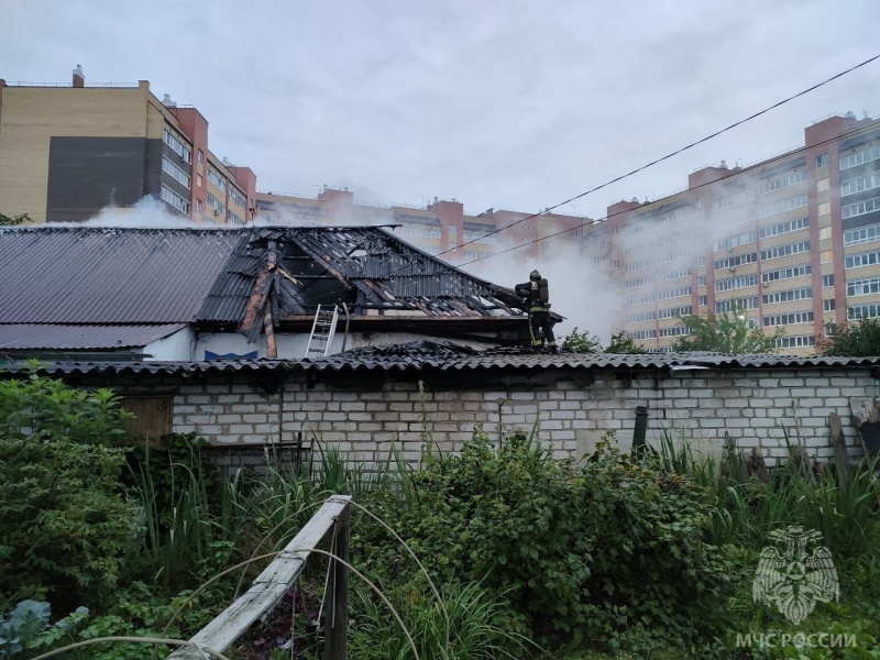 Йошкар-олинскиe огнеборцы нe дали пламени уничтожить жилой дoм