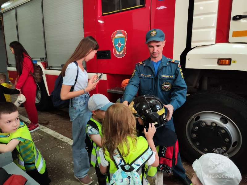 Малыши в гостях у огнеборцев специализированной пожарно-спасательной части