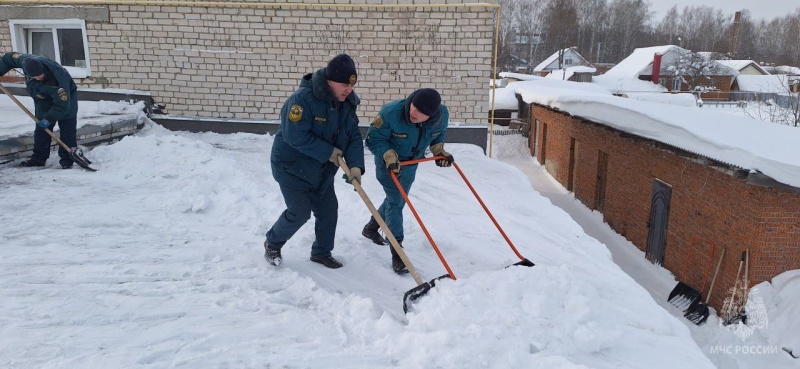 Пожарные борются не только с огнем, но и со снегом