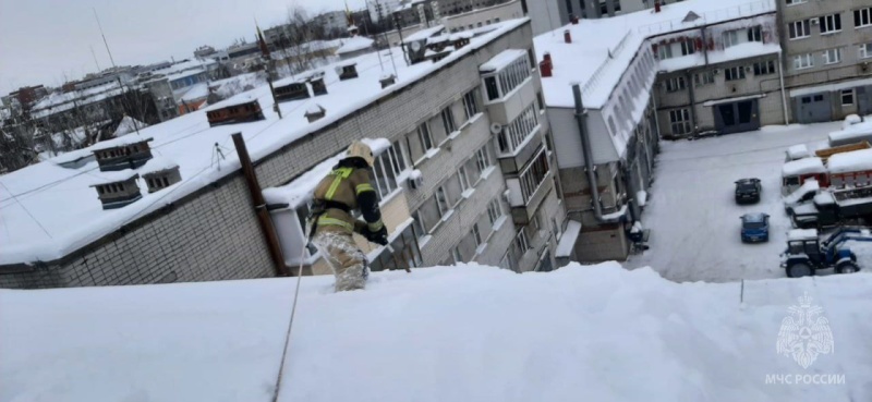 Пожарные борются не только с огнем, но и со снегом