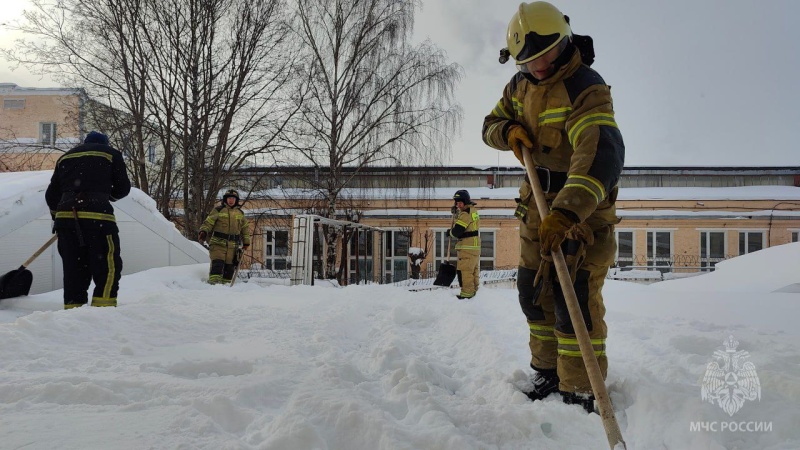 Пожарные борются не только с огнем, но и со снегом