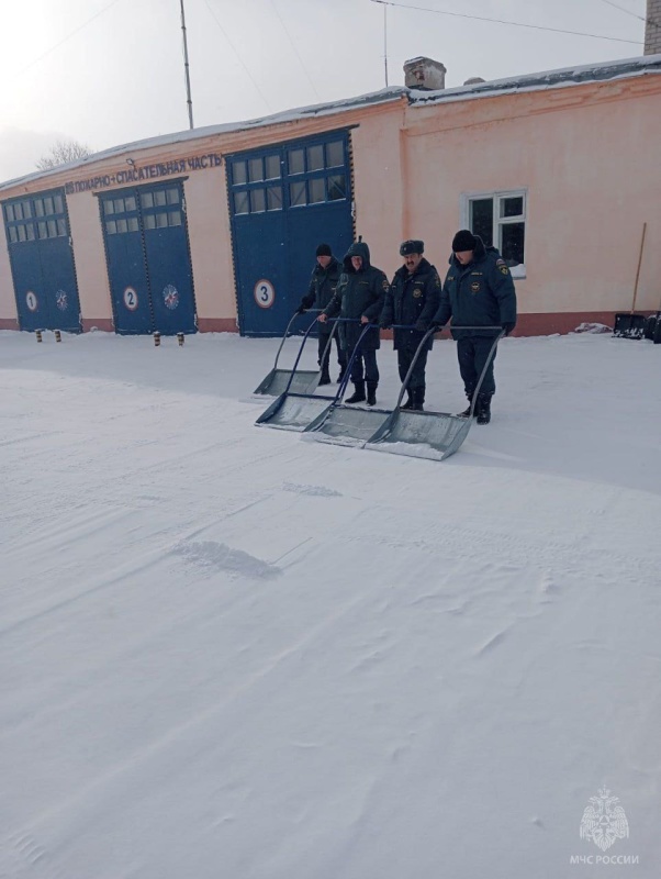 Пожарные борются не только с огнем, но и со снегом