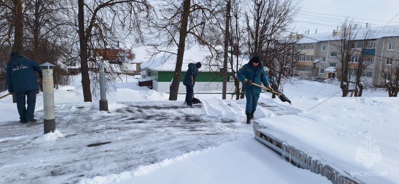 Пожарные борются не только с огнем, но и со снегом