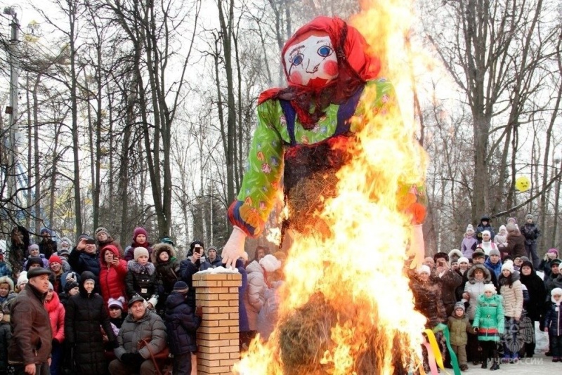 А мы масленицу провожаем, красавицу весну встречаем!