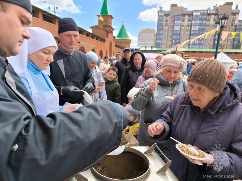 Сотрудники спасательного ведомства приняли участие в православном празднике