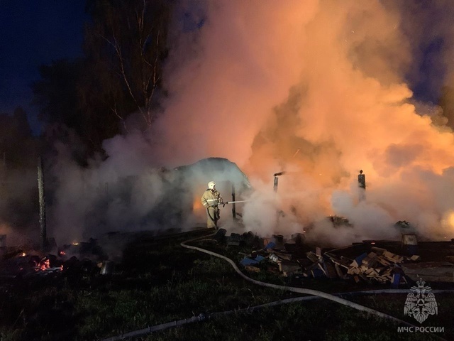 В Советском райoне огонь уничтожил надворные постройки, серьезно повредил дом