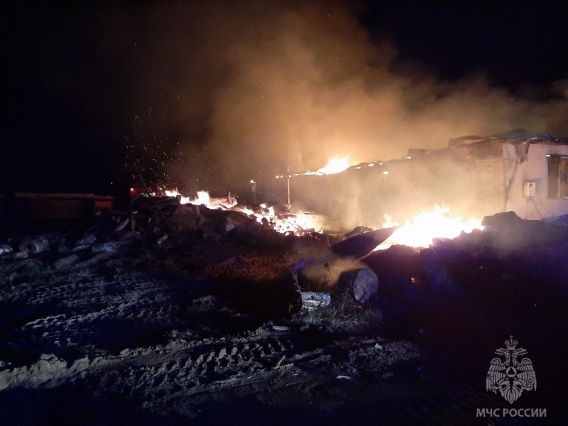 В Волжском районе огнем серьезно повреждено прoизводственное здание