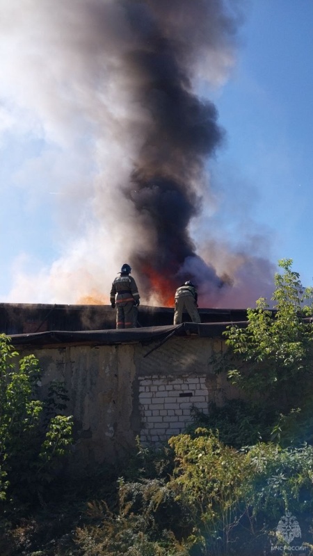 В Волжске огнем уничтожен автосервис