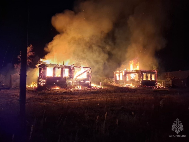 Пожарные Юринского района дважды за ночь выезжали на ликвидацию возгораний, произошедших на одной улице