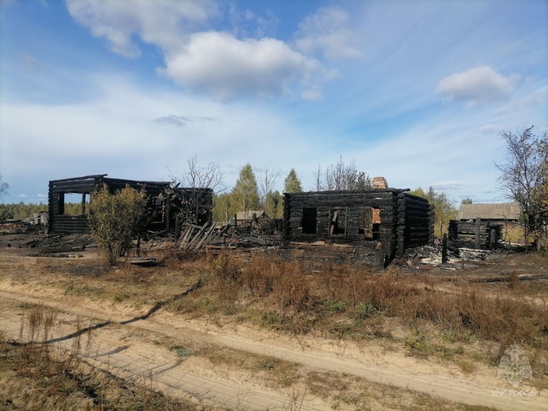 Пожарные Юринского района дважды за ночь выезжали на ликвидацию возгораний, произошедших на одной улице