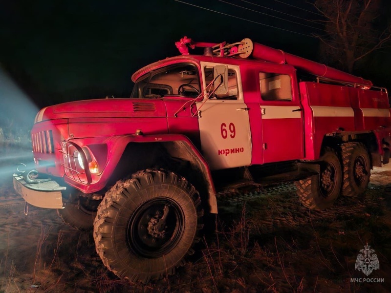 Пожарные Юринского района дважды за ночь выезжали на ликвидацию возгораний, произошедших на одной улице